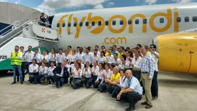 Flybondi presentó su primer avión y su equipo en Córdoba