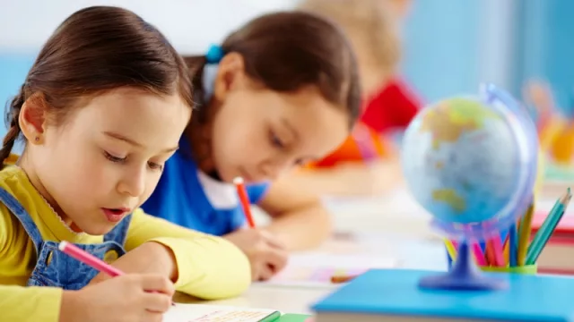 Según informó El País, dado que uno de cada cinco niños que entra con menos de seis años a la Escuela repite, Primaria evalúa cambiar la edad de ingreso