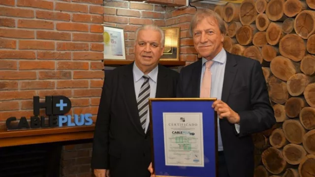 Dedito para arriba a CABLEPLUS (obtuvo la certificación de su Sistema de Gestión de Calidad)
