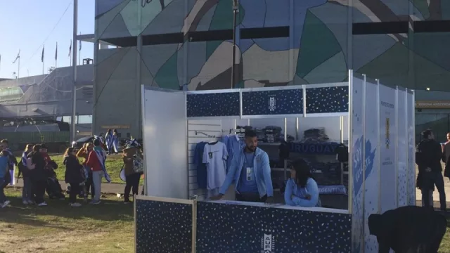 Negocio (casi) redondo en el Centenario: Empatamos, pero la AUF pudo recaudar por 1era vez por productos oficiales