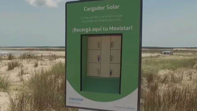 Ahora tus clientes podrán tener siempre carga en el celular (mientras tu empresa le saca jugo a la publicidad)