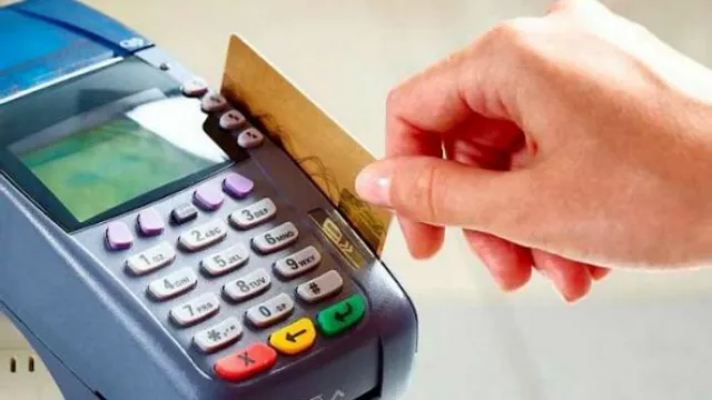 El Banco Central (BCU) estableció que los emisores de tarjeta de débito y dinero electrónico, no podrán poner recargo cuando estas se usen para comprar bienes y servicios, o realizar pagos de facturas