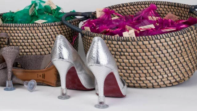 Llegó a UY la solución para evitar que las mujeres hundan sus tacos en el barro