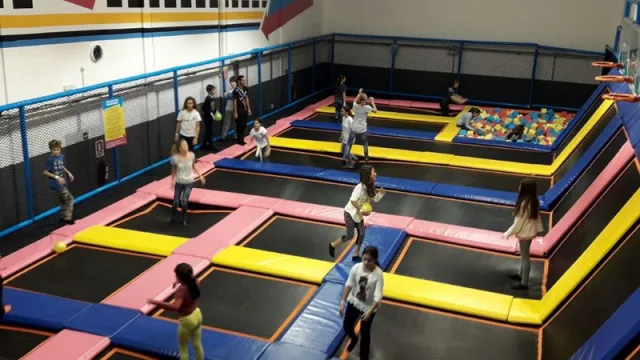 Más de 5.000 personas ya saltaron en el primer parque de trampolines de UY