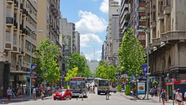 La Intendencia de Montevideo trabaja en un proyecto que prohíbe la circulación de autos por la Avenida 18 de Julio