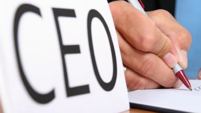 Cada vez más CEOs son desplazados por razones éticas (crecen -poco- las CEO mujer)