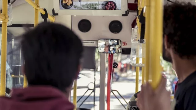 Se vende un boleto menos por ómnibus por día, pero sigue siendo un medio súper masivo (y MÁS BUS saca provecho)