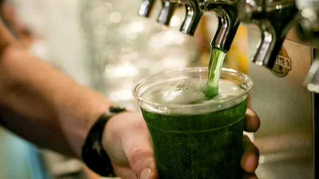 MVD se apronta para un viernes bien verde (solo en Gallagher’s se venderán 2.500 litros de cerveza)