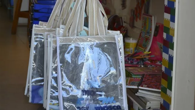 Todo se transforma: bolsos con cartelería usada (por Ceprodih y Mosca)