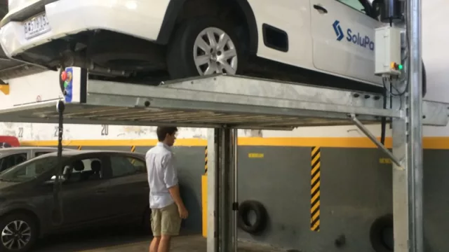 Un parking con diferencial: ya está funcionando el primer auto elevador de Solupark