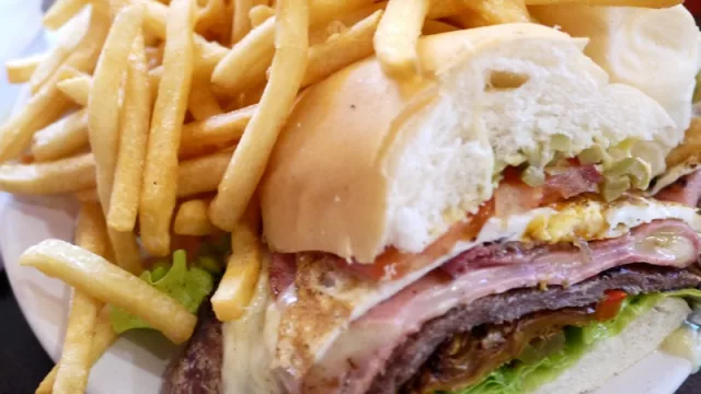 Il Mondo y La Pasiva se cuelgan del costo Punta (la comida rápida uruguaya es más cara que la internacional)