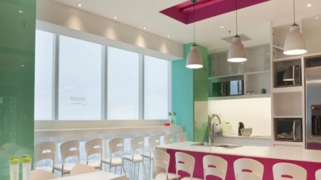 Tupperware Uruguay subió hasta el piso 36 del WTC (inauguran nuevas oficinas para el área comercial)