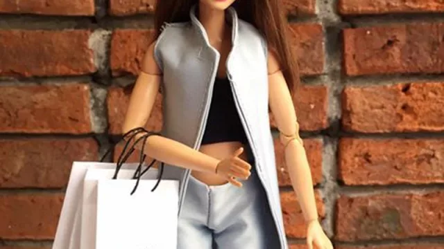 Empresarios hacen fila para hacerse amigos de la barbie uruguaya