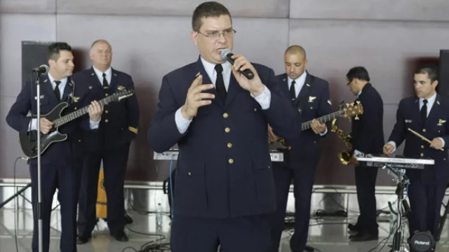 Sorpresa en el aeropuerto (músicos de la Fuerza Aérea Uruguaya sorprendieron a viajeros)