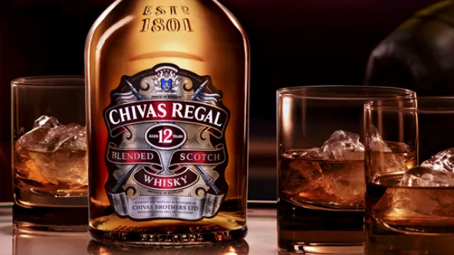 Alfonso Urti votó y se llevó un whisky Chivas… ¡Chin chin!