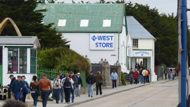 The Falkland Islands Company busca negocios en UY (quiere vinos, pijamas, chaquetas y galletitas de nuestro país)