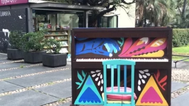 Un piano dando vueltas por Montevideo