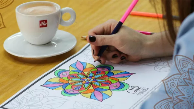 Cortar la rutina, tomarse un café y pintar un mandala... una nueva opción en Paraguay