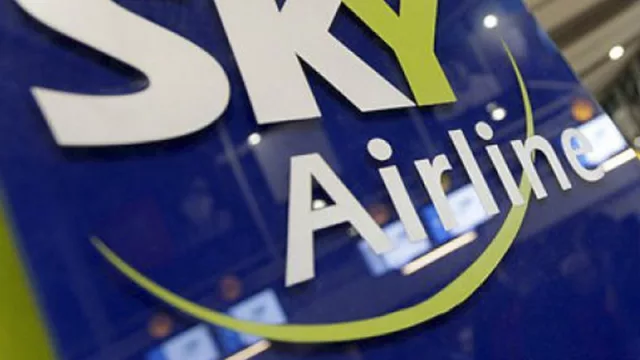 ¿Cómo hace Sky para ofrecer vuelos más baratos que Latam? La clave está en el recorte de servicios adicionales