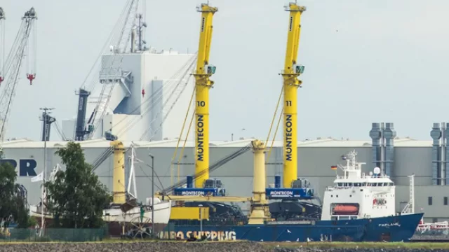 Montecon suma dos grúas gigantes para operar barcos de gran porte en el puerto de Montevideo