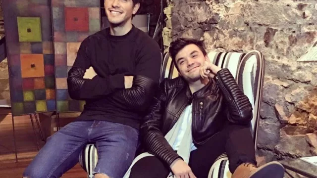 Claro factura con los cantantes de Rombai y Marama en Showmatch