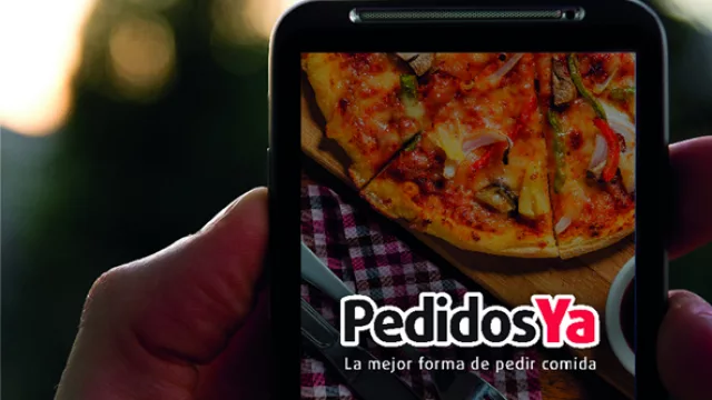 PedidosYA y con tarjeta (ya hay 100 locales que aceptan el plástico, el resto cashhhh)