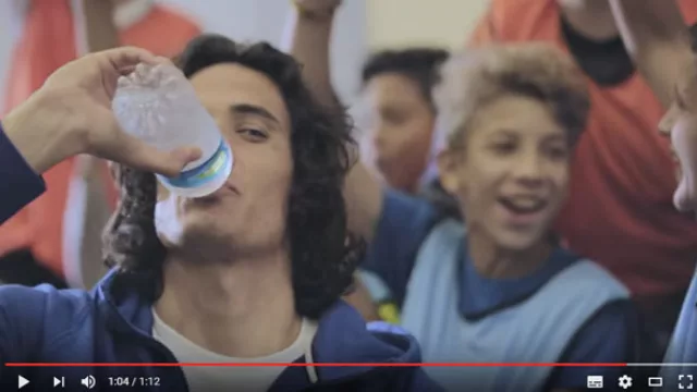 Cavani sorprende a una escuela de fútbol
