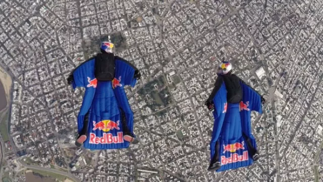 Las alas de RedBull pisaron tierra uruguaya con cuatro paracaidistas