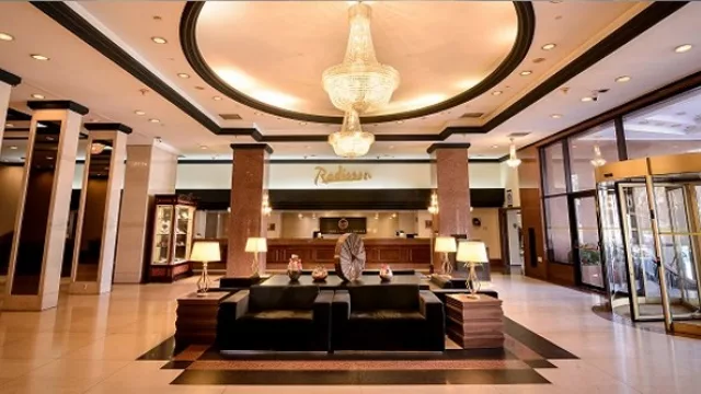 Más accesible: Radisson incorpora equipamiento para recibir huéspedes no videntes