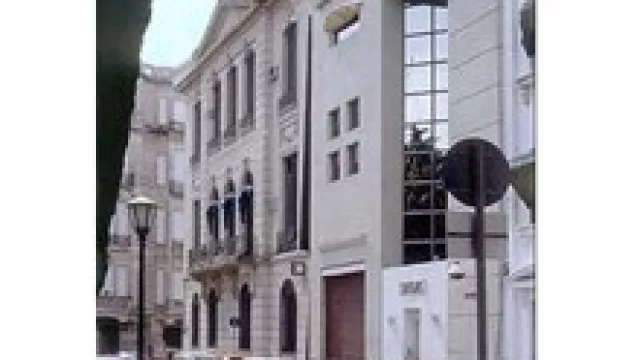 Atletas a Beijing con tarjeta del Discount Bank.