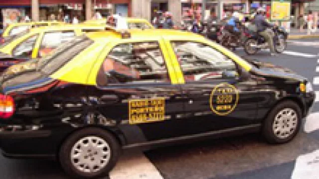 Subir a un taxi es parecido en COR, BUE, MVD y bien diferente en SCL