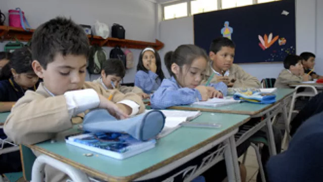 Chile: “Hay que igualar el salario de los profesores al de los profesionales más destacados del país” (dice un experto)