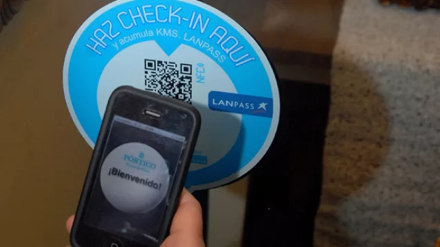 Chile: Las nuevas formas de hacer compras inteligentes para Navidad, smartphone en mano