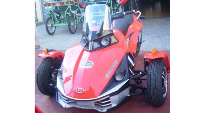 Miralo al grandote andando en triciclo... ¡qué envidia!