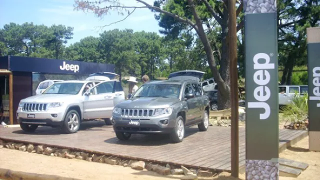 En la rotonda previa al puente de ingreso a La Barra podés ver los Jeep