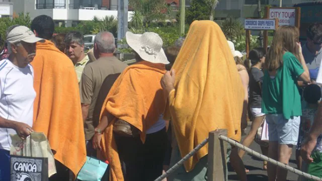 Un sombrero no se le niega a nadie… cruceristas sudan la gota gorda esperando en el puerto