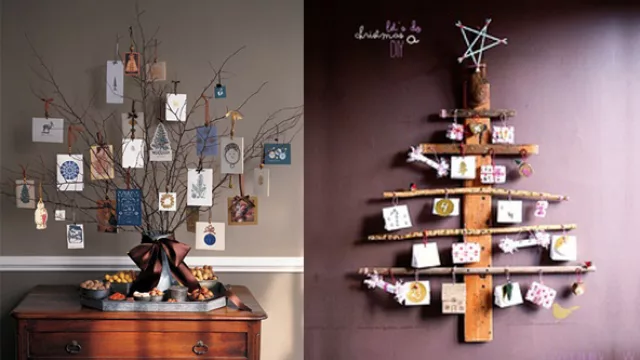 Dos árboles rústicos, decorados con fotos familiares y tarjetas de salutación.