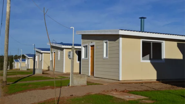 En Rivera entregan 14 viviendas construidas con el apoyo de firmas madereras