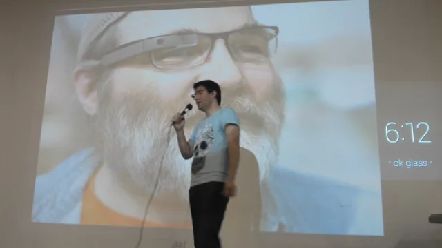 Pablo en plena presentación y demostración
