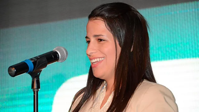 Lucía Etchegoyen (InfoNegocios) develando La Empresa del Año
