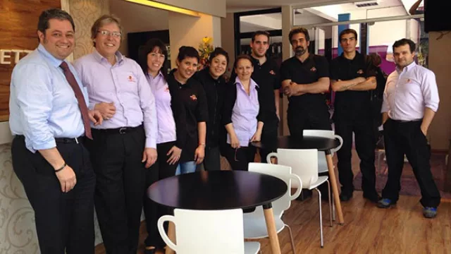 Primer taller mecánico para mujeres: ¡limpio de almanaques hot y con peluquería!