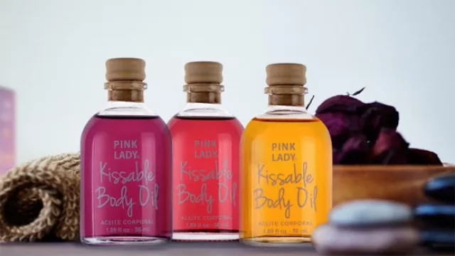 De tal palo tal astilla: El padre hizo negocio con las pelis eróticas y ahora ella con aceites íntimos