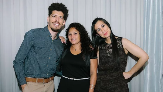 Cuando Carlos, nuestro fotógrafo, suelta la cámara, no pierde el tiempo.