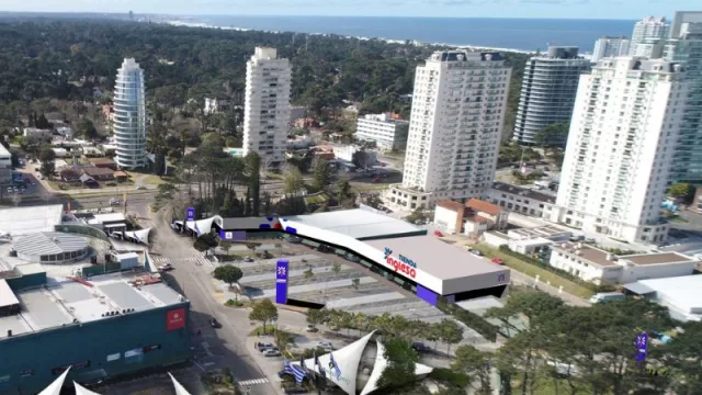 Cuando las góndolas se estacionan en el parking (Tienda Inglesa instala sucursal provisoria en Punta Shopping)