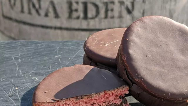 Para brindar a cada mordisco (bodega Viña Edén creó un alfajor de Tannat)