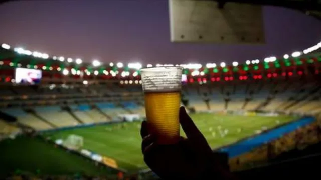 ¿Está de acuerdo con la “idea” de volver a vender cerveza con alcohol en los estadios de fútbol? Esta comercialización fue prohibida en 2006 con la ley de erradicación de la violencia en el deporte.