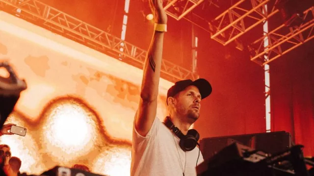 La industria es una fiesta en Hangar 33 (el nuevo perfil electrónico de Paso Carrasco)