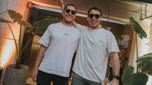 Está saliendo el sol… y todos usamos lentes (la marca catalana que después de UY va por la región)