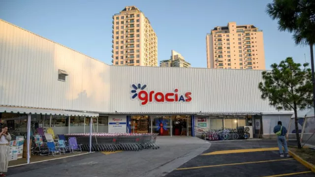 Estacionás y comprás (Tienda Inglesa inauguró nueva sucursal en el parking de Punta Shopping)