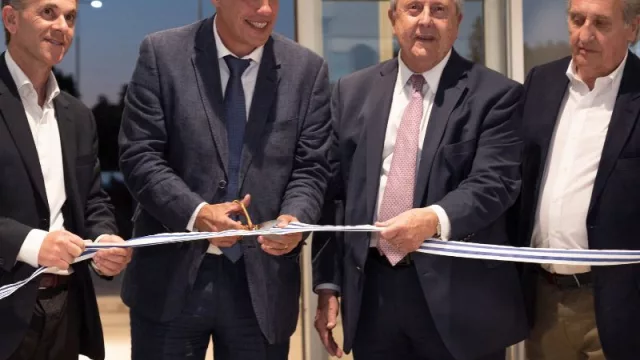 Si Dios baja a la tierra lo hace por el altar de la sierra (y baja en la terminal de Minas y no es abril)